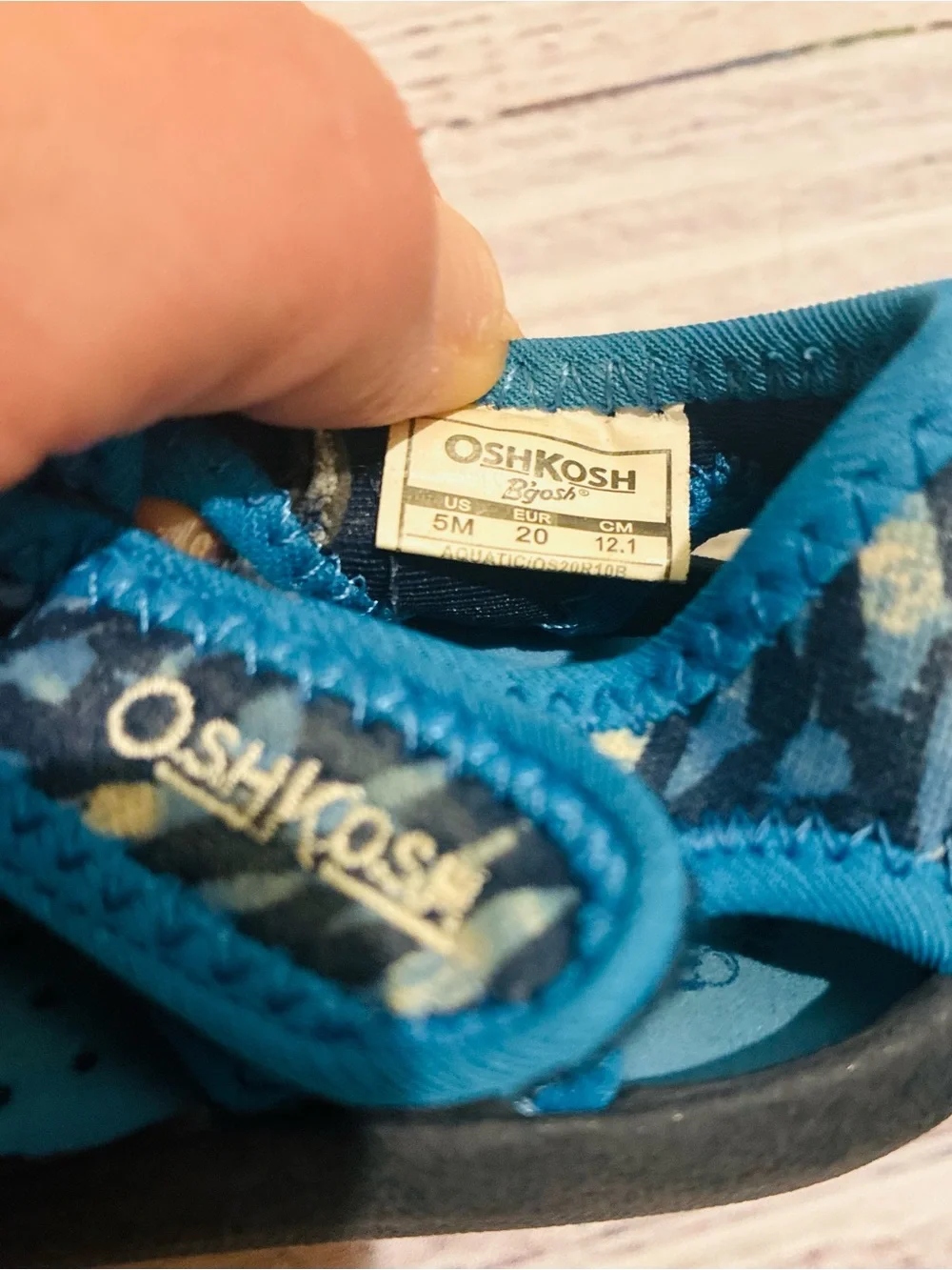 OshKosh B'gosh Blue Patterned Kids Water Shoes with Hook-and-Loop Strap